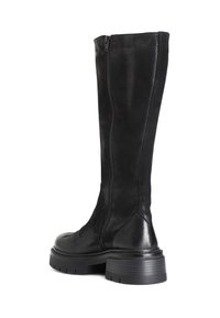 Bota negra hasta la rodilla hecha de cuero texturizado con una suela plana y gruesa. Cuenta con un cierre de cremallera a lo largo del costado para facilitar el uso.