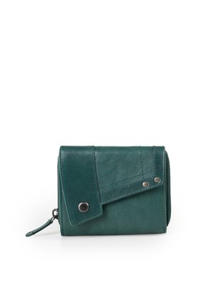 Grüne Lederbrieftasche mit einer Klappe, die durch einen Metall-Druckknopf gesichert ist, und einem Reißverschluss an der Seite, gezeigt vor weißem Hintergrund.