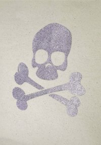 Design di teschio glitterato viola con ossa incrociate su uno sfondo di tessuto crema. Il teschio presenta grandi cavità oculari e un naso piatto.