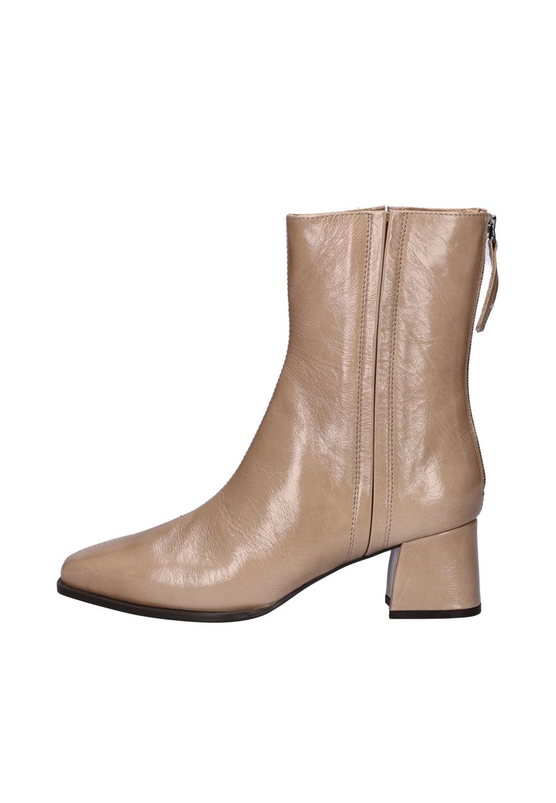 Beige leren enkellaars met een vierkante neus, textuurafwerking en een blokhak. Voorzien van een rits aan de zijkant en stiksels.