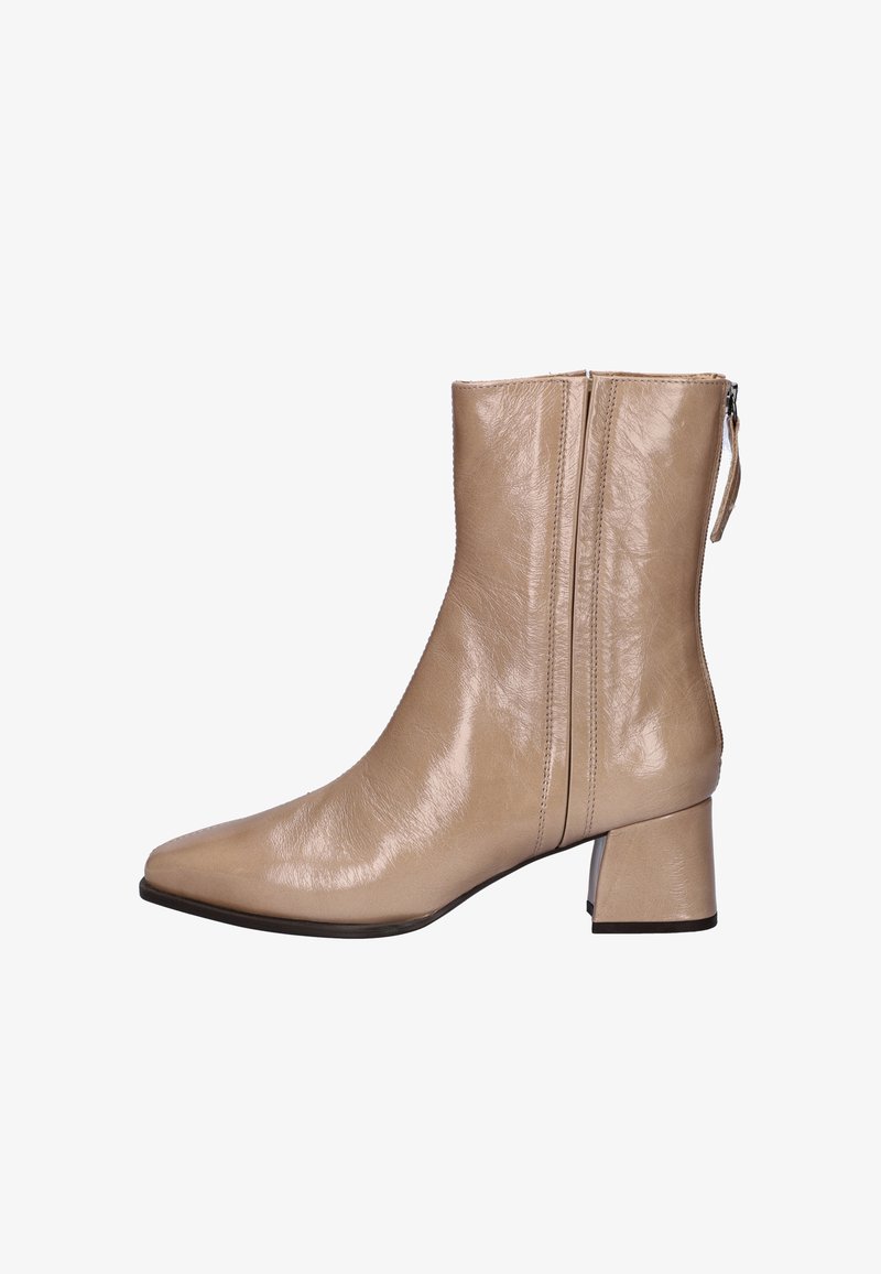 Beige leren enkellaars met een vierkante neus, textuurafwerking en een blokhak. Voorzien van een rits aan de zijkant en stiksels.
