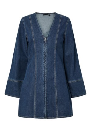 Traper jakna s V-izrezom, zatvaranjem na patentni zatvarač i širokim rukavima. Ima kontrastni šav i tamnoplavu boju pranja.