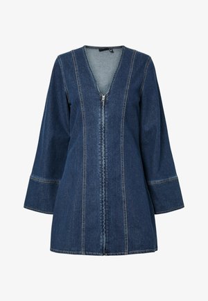 Traper jakna s V-izrezom, zatvaranjem na patentni zatvarač i širokim rukavima. Ima kontrastni šav i tamnoplavu boju pranja.