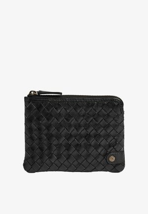 Schwarze gewebte Leder-Pouch mit Reißverschluss und einem kleinen runden Metall-Logoknopf in der unteren rechten Ecke.