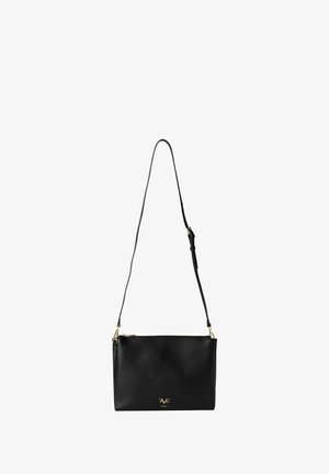 Schwarze Leder-Schultertasche mit verstellbarem Tragegurt, rechteckiger Form, Reißverschluss und goldfarbenem Logo-Akzent auf der Vorderseite. Glatte Textur.