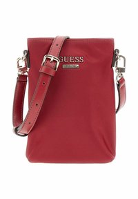 Sac bandoulière en nylon rouge avec une sangle en cuir synthétique, équipé de ferrures argentées et affichant bien en évidence le logo de la marque sur le devant.