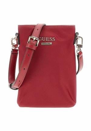 Sac bandoulière en nylon rouge avec une sangle en cuir synthétique, équipé de ferrures argentées et affichant bien en évidence le logo de la marque sur le devant.