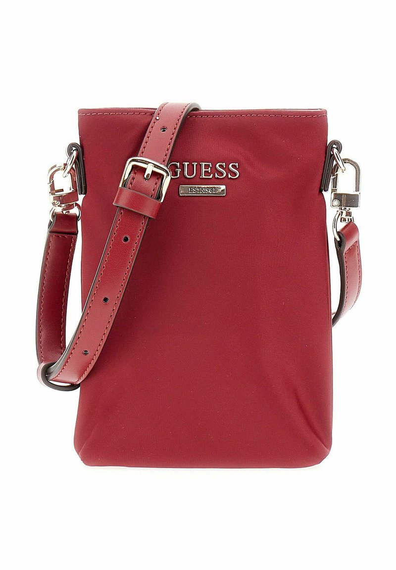 Sac bandoulière en nylon rouge avec une sangle en cuir synthétique, équipé de ferrures argentées et affichant bien en évidence le logo de la marque sur le devant.