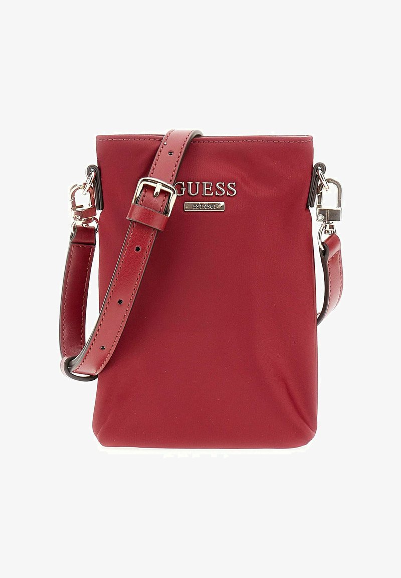 Sac bandoulière en nylon rouge avec une sangle en cuir synthétique, équipé de ferrures argentées et affichant bien en évidence le logo de la marque sur le devant.