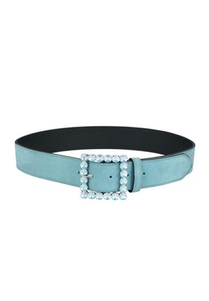 Cinturón de ante en azul claro con una hebilla cuadrada adornada con cristales transparentes. Presenta un interior negro y un acabado suave.