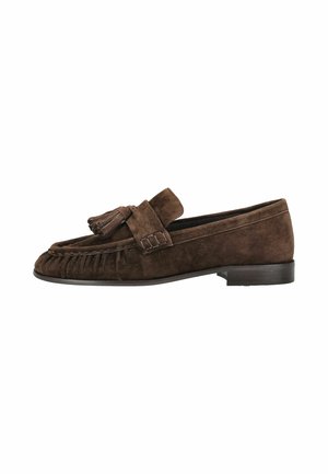 Bruine suède herensloffen met kwastdetail, lage hak en mocassinstijl stiksels langs de voorkant.
