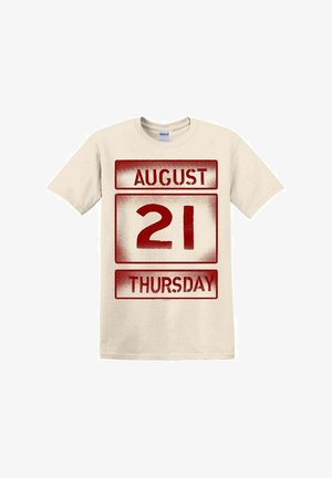 Beige bomulds t-shirt med rød trykt kalenderdesign med "AUGUST," "21," og "TORSDAG" i en fed, retro skrifttype. Korte ærmer, rund hals.