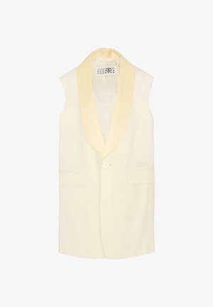 Gilet senza maniche color crema con colletto in raso, chiusura con un bottone e due tasche frontali. Presenta una texture liscia e un'etichetta decorata all'interno.