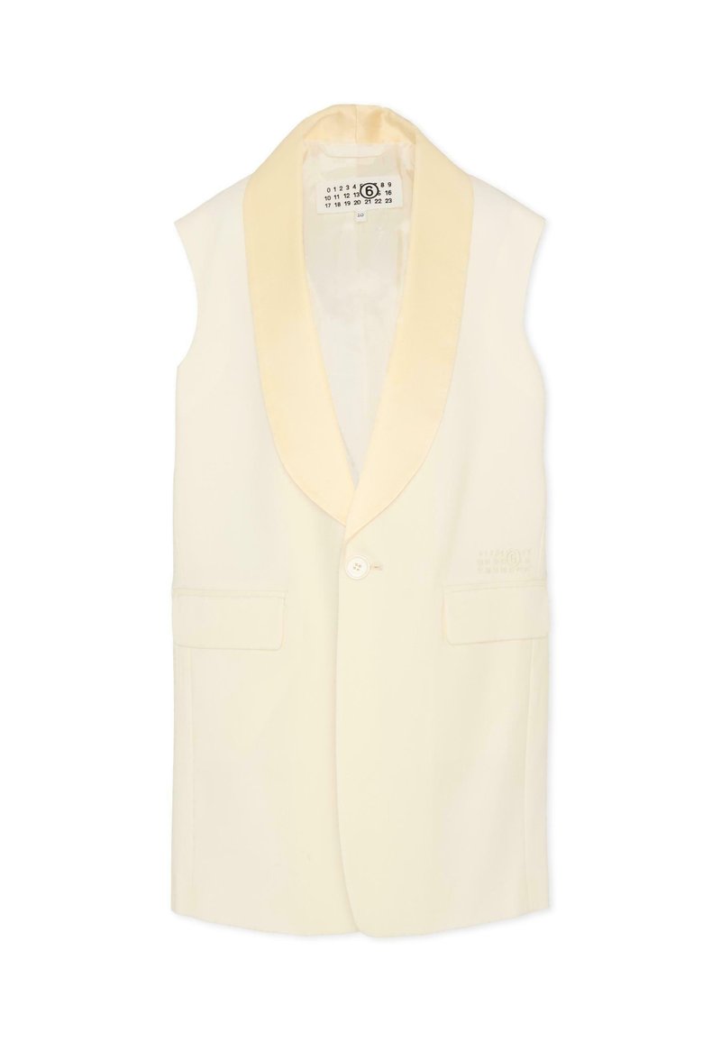 Kremowa kamizelka bez rękawów z atłasowym kołnierzem, zapinana na jeden guzik, z dwoma przednimi kieszeniami. Charakteryzuje się gładką fakturą i ozdobioną metką wewnątrz.