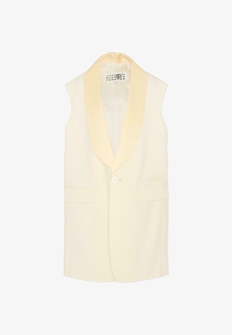 Kremowa kamizelka bez rękawów z atłasowym kołnierzem, zapinana na jeden guzik, z dwoma przednimi kieszeniami. Charakteryzuje się gładką fakturą i ozdobioną metką wewnątrz.