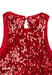 Giaccone senza maniche rosso con paillettes rosse lucide densamente raccolte e chiusura con un singolo bottone sul retro del collo.