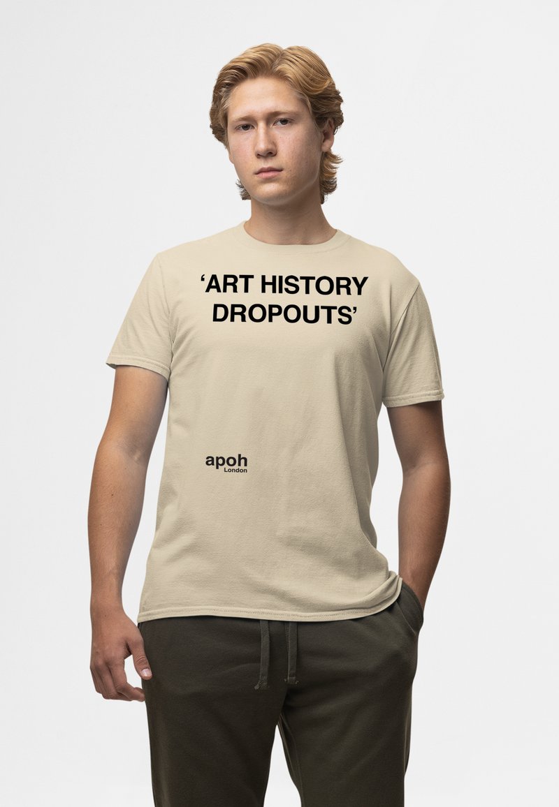 Beżowa bawełniana koszulka z wyraźnym czarnym napisem "ART HISTORY DROPOUTS" oraz małym logo "apoh London" na dolnym hemie.