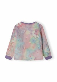 Långärmad fleecetopp med ett pastellregnbågs mönster, prydd med enhörningar och stjärnor, lila ribbad mudd, och en mjuk, texturerad yta.