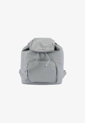 Sac à dos en nylon gris avec un rabat supérieur, des bretelles ajustables, une poche zippée à l'avant et un détail logo sur le rabat supérieur.