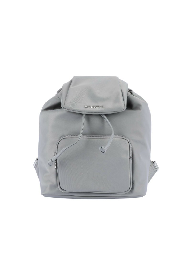 Mochila de nylon gris con tapa plegable, correas para los hombros ajustables, bolsillo frontal con cremallera y detalle del logo en la solapa superior.