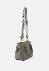 Szara skórzana torebka z złotymi detalami, podwójnymi uchwytami oraz odpinanym paskiem z powtarzającym się wzorem "Valentino". Prostokątny kształt.