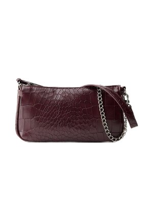 Pochette en cuir bordeaux foncé avec texture crocodile et bandoulière chaîne argentée, forme rectangulaire et fermeture éclair en haut.