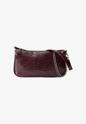 Pochette en cuir bordeaux foncé avec texture crocodile et bandoulière chaîne argentée, forme rectangulaire et fermeture éclair en haut.