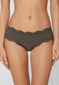 Biancheria intima hipster grigio scuro con rifiniture in pizzo floreale lungo la fascia in vita e l'orlo delle gambe, realizzata in tessuto liscio con una vestibilità aderente.