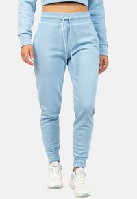 Lichtblauwe sweatpants met een elastische tailleband, trekkoord en geribde boorden. Voorzien van zijzakken en geborduurd logo-detail.