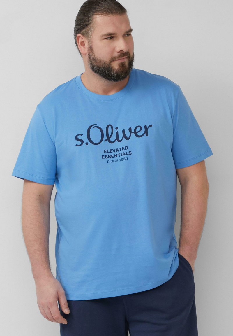 Lichtblauwe katoenen t-shirt met een ronde hals, korte mouwen en een donkerblauw gedrukte logo met tekst op de voorkant.