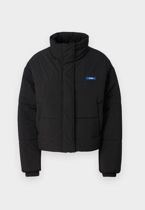 Jachetă puffer neagră cu guler înalt, design scurtat și manșete elastice. Prezintă un logo albastru "HUGO" pe partea stângă a pieptului.