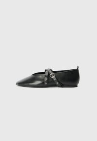 Zwarte leren ballerina's met een spitse neus, voorzien van een decoratieve band met gespen en metalen oogjes voor accenten.