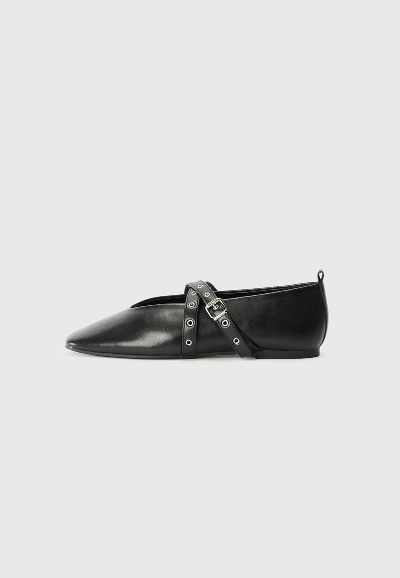 Zwarte leren ballerina's met een spitse neus, voorzien van een decoratieve band met gespen en metalen oogjes voor accenten.
