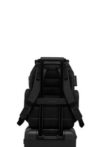 Sac à dos noir avec un dos texturé, des bretelles rembourrées réglables et une poignée rétractable, attaché à une valise à roulettes noire.