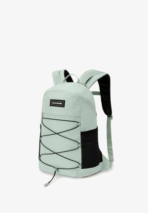Lichtblauwe rugzak met een gladde stofafwerking, zwarte gaas zijzak, verstelbare banden en een voorste bungee koord voor extra opbergruimte.