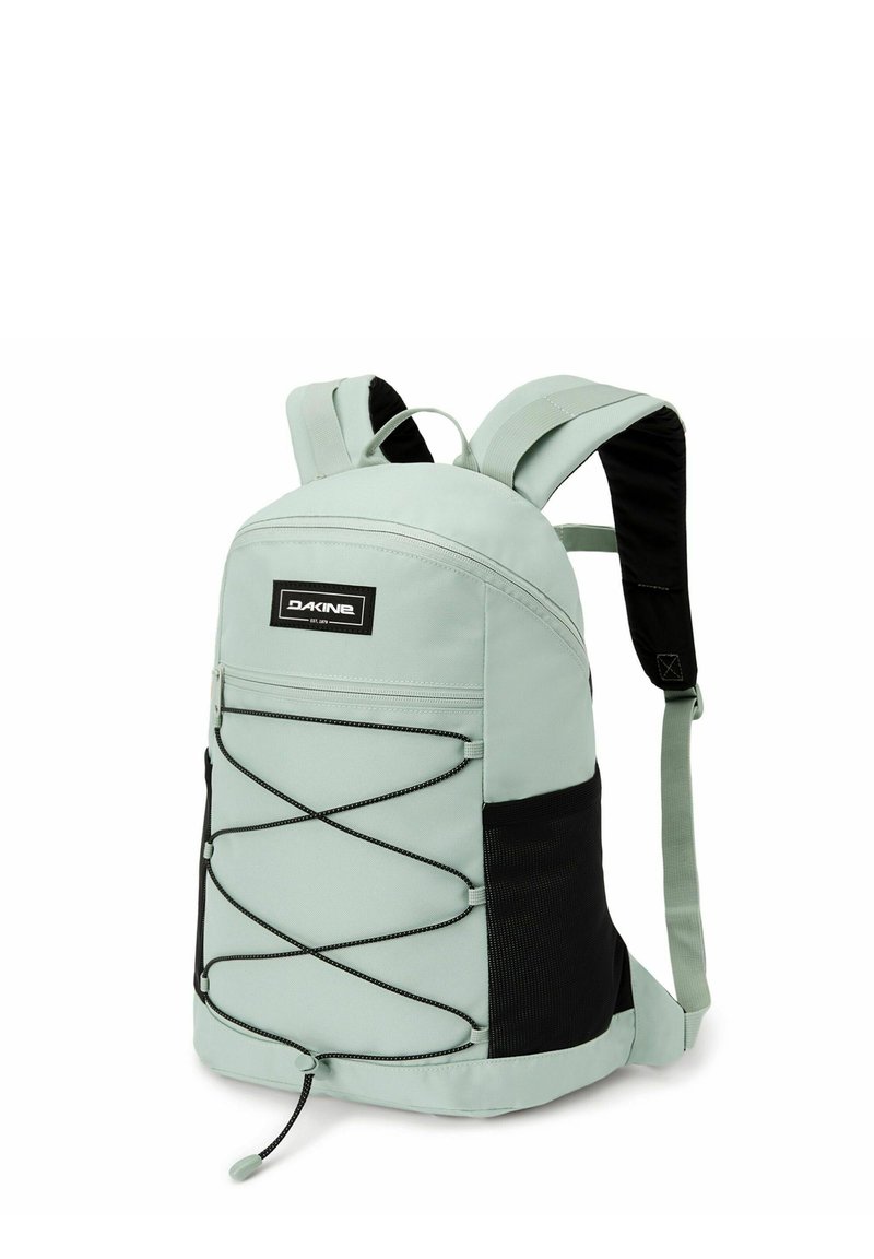 Lichtblauwe rugzak met een gladde stofafwerking, zwarte gaas zijzak, verstelbare banden en een voorste bungee koord voor extra opbergruimte.