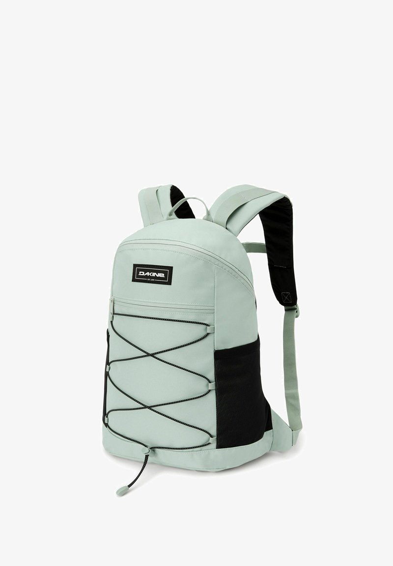 Hellblaue Rucksack mit glatter Stoffoberfläche, schwarzem Netz-Seitentasche, verstellbaren Trägern und vorderem Bungee-Seil für zusätzlichen Stauraum.