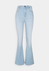 Jeans de mezclilla de corte acampanado en azul claro con cintura alta, presentan un cierre de botón en la parte delantera, diseño de cinco bolsillos y un ligero desgaste en las piernas.