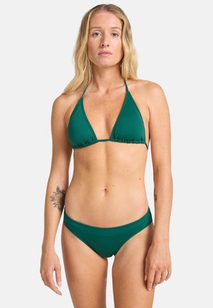 Grönt bikini set med en triangulär topp med tunna remmar och matchande låga underdelar, tillverkade av mjukt stretchtyg.