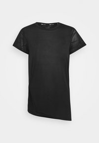 Černé tričko s krátkým rukávem, které má jednobarevné tělo s síťovinovými akcenty na rukávech, kulatý výstřih a asymetrický lem.