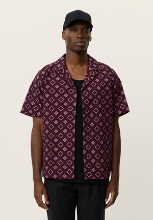 Kortærmet skjorte i dyb burgunder med geometriske lilla og hvide mønstre, med åben krave og lige snit.