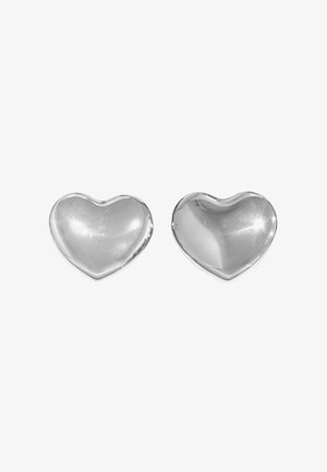 Orecchini a forma di cuore in argento con una superficie liscia e lucida; i bordi arrotondati e la finitura lucida riflettono la luce, esaltando il design.