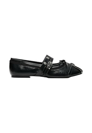 Schwarzer Lackleder-Flachschuh mit spitzer Schuhspitze, dekorativen Schnallenriemen und kleinem Schleifendetail auf weißem Hintergrund.