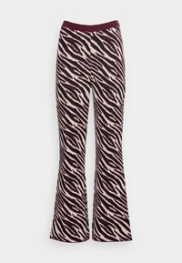 Calças largas em material de malha suave, com uma cintura elástica em cor bordeaux e um ousado padrão de riscas de zebra em tons de creme, preto e bordeaux.
