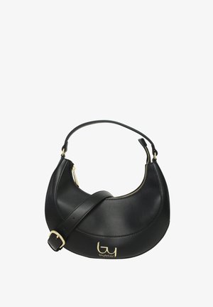Borsa a tracolla in pelle nera a forma di mezzaluna con cerniera dorata, tracolla regolabile e logo "byblos" dorato sul davanti.