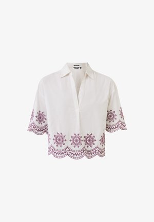 Hvid linen skjorte med krave, korte ærmer og scalloperet kant, prydet med detaljeret blomsterbroderi i plommefarve langs bunden.