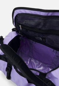 The North Face BASE CAMP DUFFEL S UNISEX - Kelioninis krepšys - optic violet/astro lime/white dune