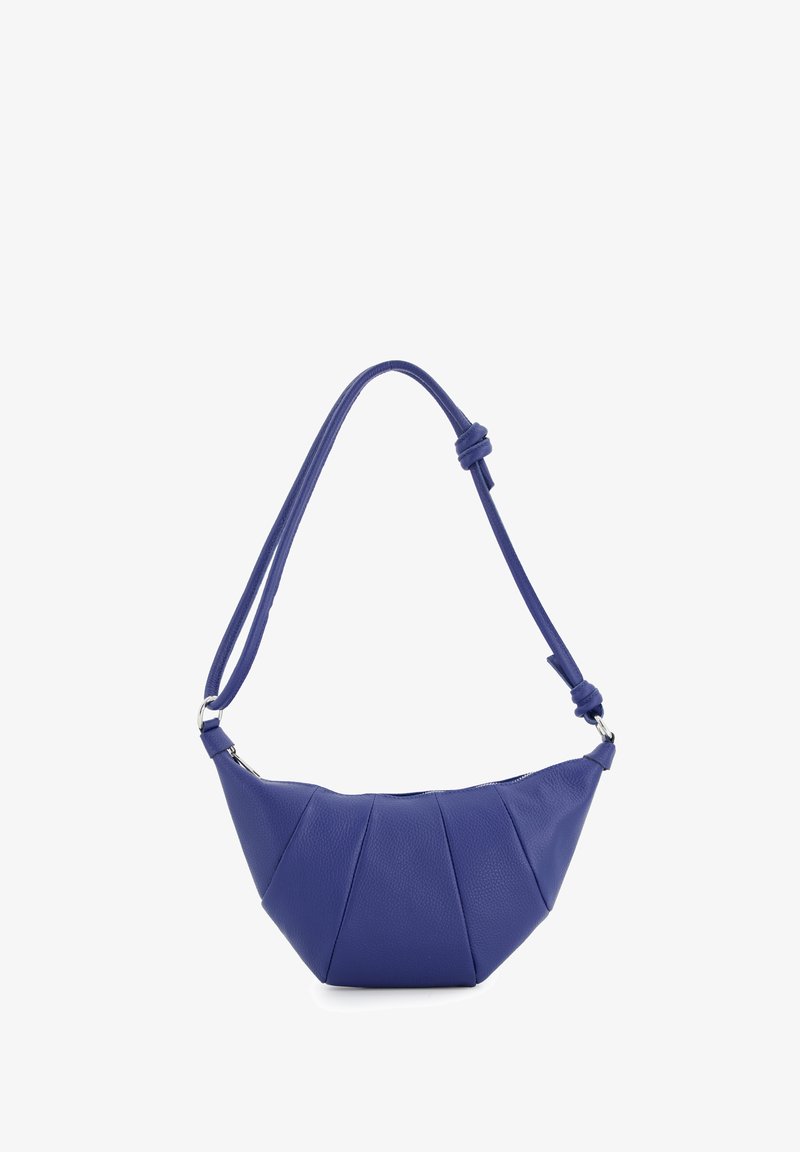 Niebieska skórzana torba o zaokrąglonym, plisowanym wzorze i regulowanym pasku. Teksturowana powierzchnia i srebrne akcenty.