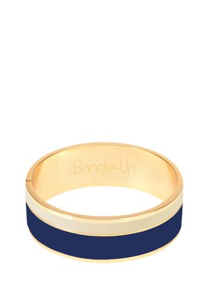 Bracelet doré avec un bandeau en émail bleu marine, présentant une finition lisse et une gravure discrète du logo à l'intérieur. Design élégant et minimaliste.