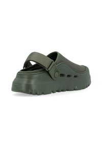 Sandal in sintetico verde con tomaia in rete testurizzata, cinturino regolabile e suola spessa ed ergonomica con fori di drenaggio.